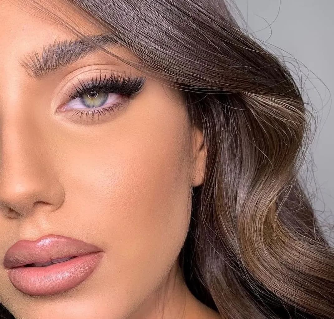 Jak przykleić kępki rzęs - proste kroki dla naturalnego efektu