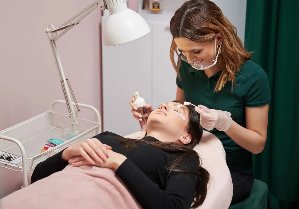 Jakie łóżko do przedłużania rzęs wybrać, aby uniknąć bólu i kosztów?