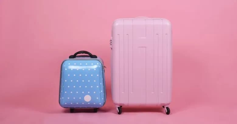 Jak spakować prostownicę do samolotu, aby uniknąć problemów?