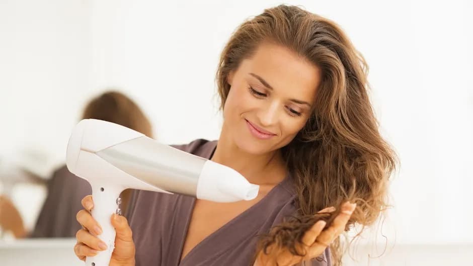 Jak wybrać suszarkę do włosów, aby uniknąć zniszczenia fryzury?