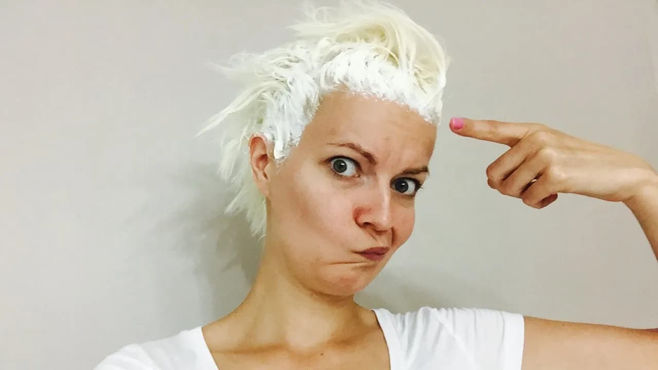 Jak farbować odrosty przy pasemkach, aby uniknąć efektu pasków? Jak farbować odrosty przy pasemkach, aby uniknąć efektu pasków?