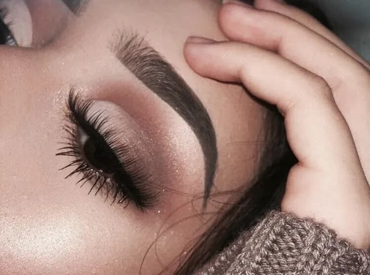 Czym są light volume rzęsy? Wyjaśnienie i porównanie z innymi metodami