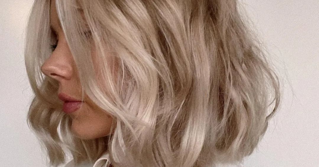 Jak zrobić fale na krótkich włosach bez lokówki w prosty sposób