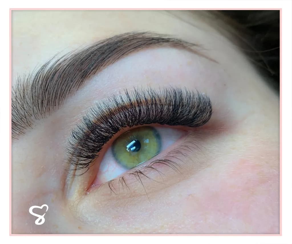 Jak dbać o przedłużone rzęsy, aby uniknąć ich wypadania i zniszczenia