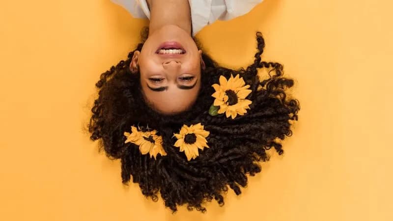 Fryzury dla kręconych włosów - jak stylizować swoje loki z sukcesem